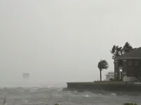 Rumah di tepi laut diterpa angin kencang dan gelombang Badai Isaias di Pensacola