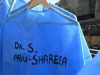 Baju bedah biru bertuliskan nama tenaga kesehatan Palestina digantung di luar sidang WMA di Rotterdam