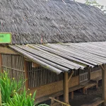 Bale Paseban beratap ijuk dan berdinding anyaman bambu di Kampung Adat Cikondang, Pangalengan, Kabupaten Bandung
