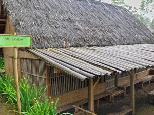 Bale Paseban beratap ijuk dan berdinding anyaman bambu di Kampung Adat Cikondang, Pangalengan, Kabupaten Bandung