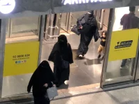 Penumpang berjalan di pintu kedatangan Bandara Internasional King Fahd, Dammam, Arab Saudi