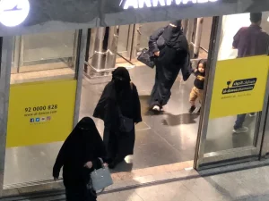 Penumpang berjalan di pintu kedatangan Bandara Internasional King Fahd, Dammam, Arab Saudi