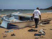 Petugas IOM memeriksa bangkai kapal migran yang terdampar di pantai Djibouti