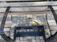 Ilustrasi bangku kayu dengan rangka parkir alat bantu jalan bertulisan Rollator di Frankfurt (Oder), Jerman