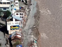 Sungai meluap menggerus jalan dan bangunan di Lembah Swat, Khyber Pakhtunkhwa, Pakistan, 11 Agustus 2010