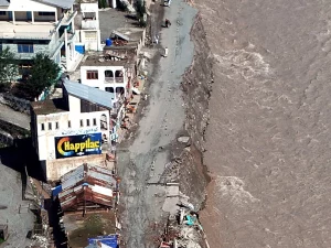 Sungai meluap menggerus jalan dan bangunan di Lembah Swat, Khyber Pakhtunkhwa, Pakistan, 11 Agustus 2010