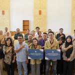 Mahasiswa UGM asal NTT menerima bantuan dari pimpinan universitas