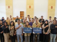 Mahasiswa UGM asal NTT menerima bantuan dari pimpinan universitas