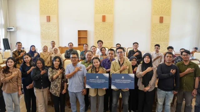 Mahasiswa UGM asal NTT menerima bantuan dari pimpinan universitas