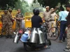 Petugas keamanan di depan barikade kuning mengarahkan warga di New Delhi, India