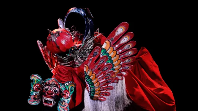 Barong Kemiren bersayap khas suku Osing dari Desa Kemiren, Banyuwangi, berlatar hitam