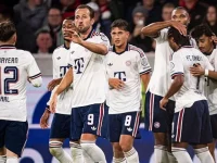Para pemain Bayern Muenchen merayakan gol ke gawang Freiburg