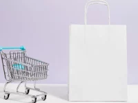 Troli belanja mini dan tas kertas putih