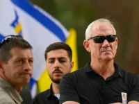 Benny Gantz berkacamata hitam menghadiri upacara peringatan di Nir Oz, Israel