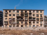 Ilustrasi blok apartemen lama lima lantai dengan balkon di Dalian, Liaoning, China, Maret 2012