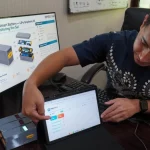 Dosen ITS menunjukkan baterai BMSense yang terhubung ke layar pemantau