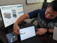 Dosen ITS menunjukkan baterai BMSense yang terhubung ke layar pemantau