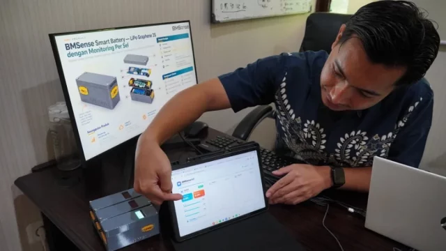 Dosen ITS menunjukkan baterai BMSense yang terhubung ke layar pemantau