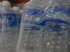 Ilustrasi botol air minum plastik terbungkus plastik pak, difoto dari dekat di Mumbai, India