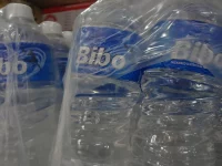 Ilustrasi botol air minum plastik terbungkus plastik pak, difoto dari dekat di Mumbai, India