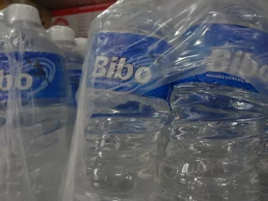 Ilustrasi botol air minum plastik terbungkus plastik pak, difoto dari dekat di Mumbai, India
