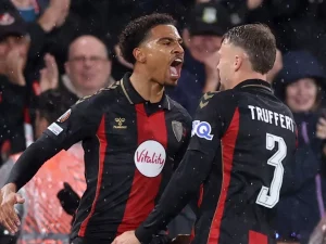Amine Adli dan Adrien Truffert merayakan gol Bournemouth ke gawang AC Milan