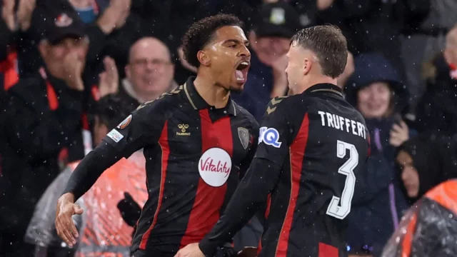 Amine Adli dan Adrien Truffert merayakan gol Bournemouth ke gawang AC Milan