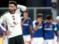 Bruno Fernandes memegang kepala saat pemain Como merayakan gol