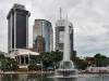 Air mancur Bundaran Bank Indonesia dengan menara perkantoran Bank Indonesia di Jakarta