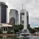 Air mancur Bundaran Bank Indonesia dengan menara perkantoran Bank Indonesia di Jakarta