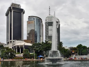 Air mancur Bundaran Bank Indonesia dengan menara perkantoran Bank Indonesia di Jakarta