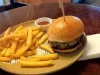 Ilustrasi burger daging sapi dan kentang goreng di meja restoran Inglewood, Australia Barat