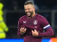 Kapten Burnley Kyle Walker meringis sambil menarik kausnya di Turf Moor