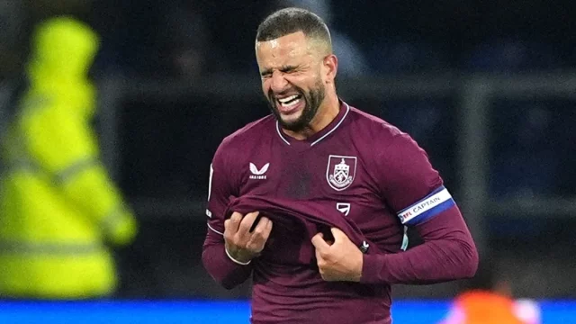 Kapten Burnley Kyle Walker meringis sambil menarik kausnya di Turf Moor