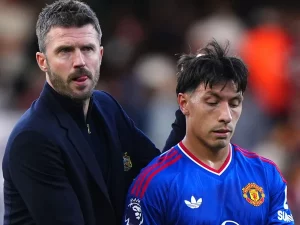 Pelatih Manchester United Michael Carrick bersama Lisandro Martinez di pinggir lapangan