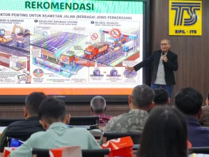 Catur Arif Prastyanto memaparkan tiga faktor keawetan jalan dalam forum di Departemen Teknik Sipil ITS
