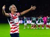Cavan Sullivan merentangkan kedua tangan di lapangan dengan seragam bergaris merah putih timnas Amerika Serikat
