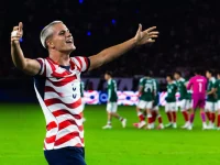 Cavan Sullivan merentangkan kedua tangan di lapangan dengan seragam bergaris merah putih timnas Amerika Serikat