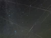 Jejak satelit yang memantulkan cahaya matahari terekam di langit malam Waldenburg, Jerman