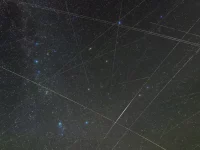 Jejak satelit yang memantulkan cahaya matahari terekam di langit malam Waldenburg, Jerman