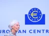 Presiden ECB Christine Lagarde berjalan di depan logo Bank Sentral Eropa