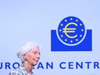 Presiden ECB Christine Lagarde berjalan di depan logo Bank Sentral Eropa