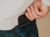 Ponsel Clicks Communicator dengan papan ketik QWERTY di saku celana jin
