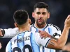 Cristian Romero merayakan gol Argentina bersama rekan setimnya bernomor punggung Martinez
