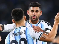 Cristian Romero merayakan gol Argentina bersama rekan setimnya bernomor punggung Martinez