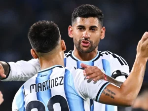 Cristian Romero merayakan gol Argentina bersama rekan setimnya bernomor punggung Martinez