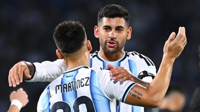 Cristian Romero merayakan gol Argentina bersama rekan setimnya bernomor punggung Martinez