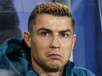 Cristiano Ronaldo duduk di bangku cadangan dengan ekspresi masam