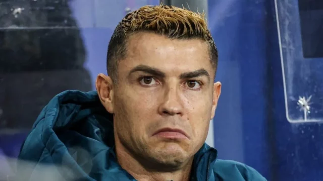 Cristiano Ronaldo duduk di bangku cadangan dengan ekspresi masam