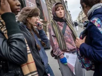 Demonstran berdiri di depan pintu masuk Museum Louvre, Paris, mendukung gerakan pelajar
